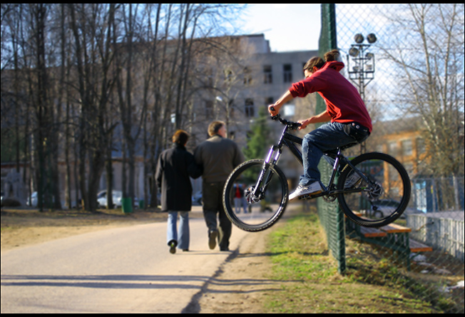 в движении..