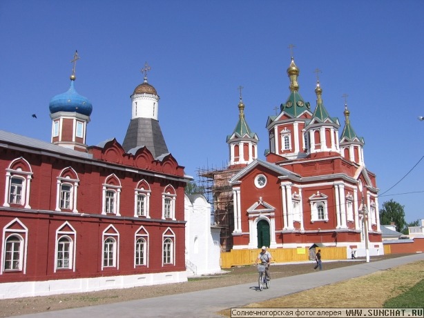 Успенская и Крестовоздвиженская церкви в Коломенском кремле